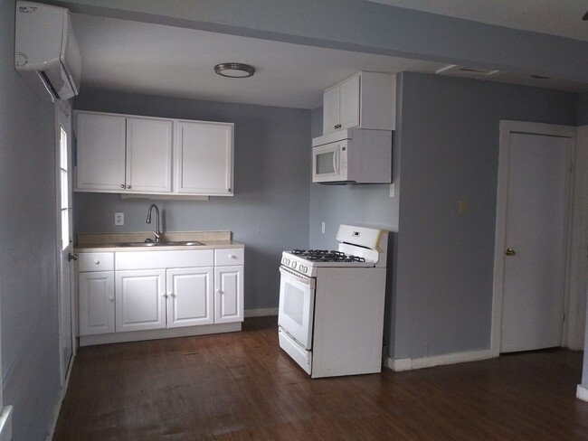 Building Photo - 1 Bedroom 1 Bath Duplex