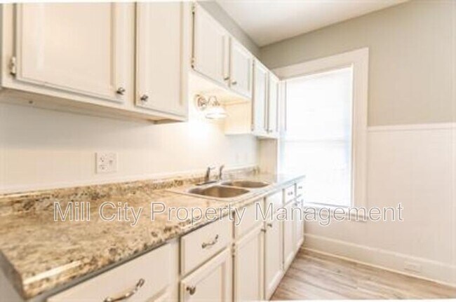 Building Photo - 642 Maple St