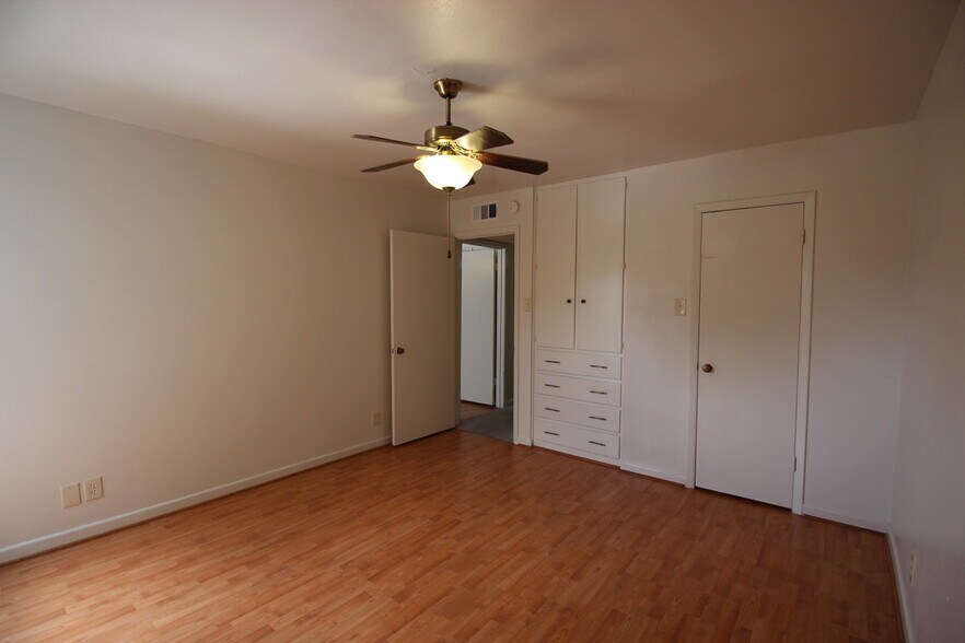 Building Photo - 8401 N New Braunfels Ave