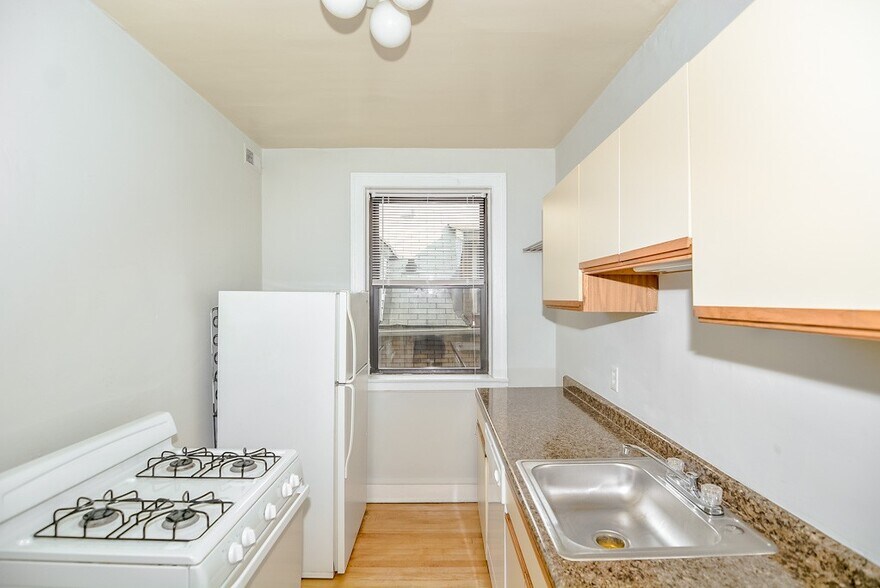 Building Photo - 1451 W Byron St