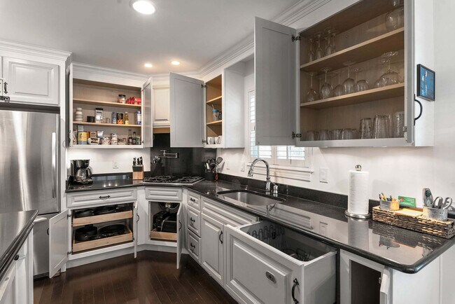 Building Photo - 36 Weeden St