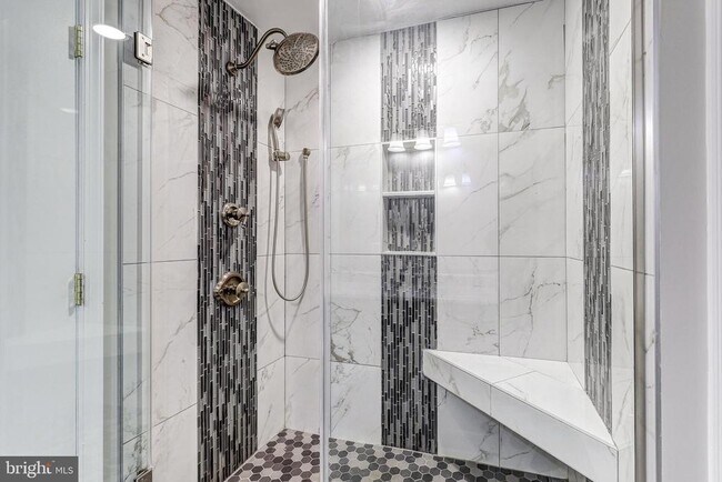 Building Photo - 41 Battersea Bridge Ct