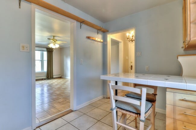 Building Photo - 2 bedroom, 1 bath condo close to Blair Par...