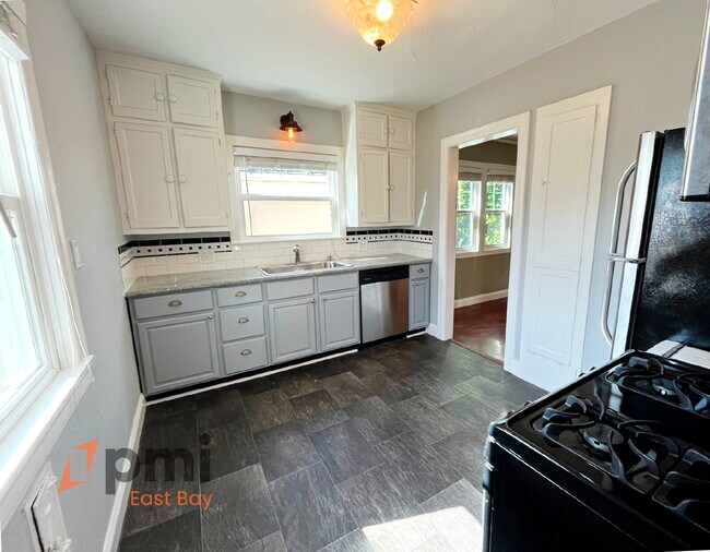 Building Photo - Inviting 2BD Craftsman Bungalow w/ New HVA...