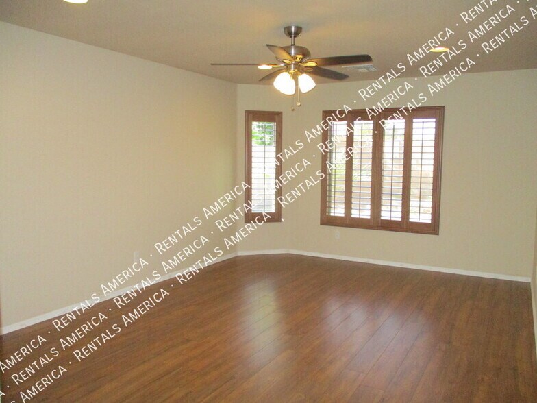 Building Photo - 1364 E Martha Dr