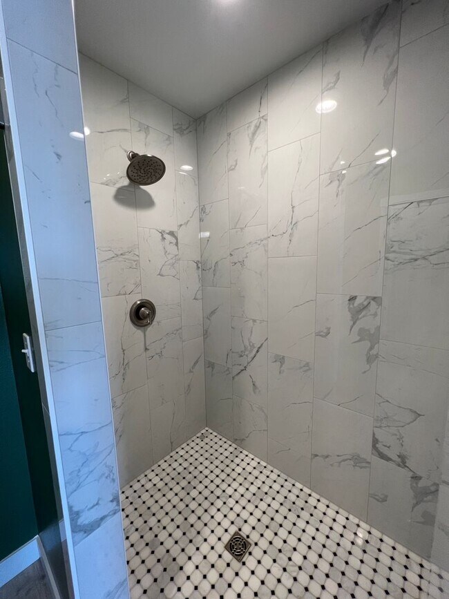 Building Photo - New on the Market!