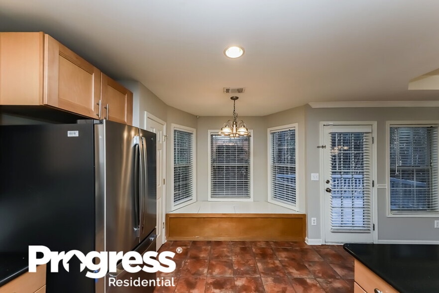 Building Photo - 2622 McGuire Dr