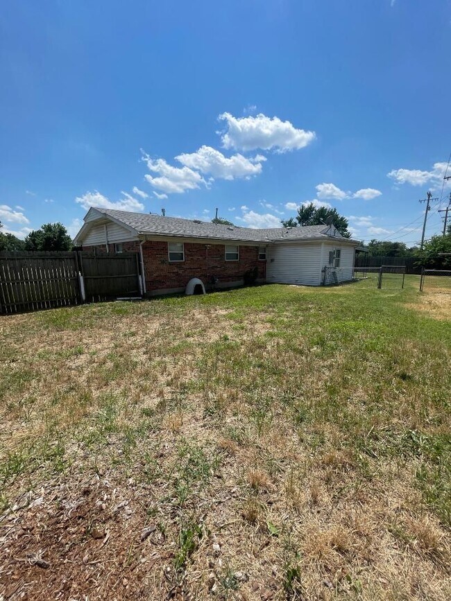 Building Photo - 601 Richmond Dr
