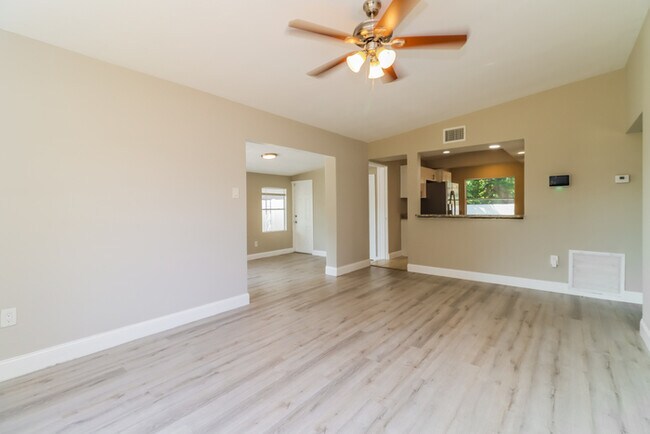 Building Photo - 6733 Pomander Ave
