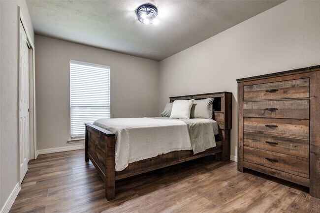 Building Photo - 5096 Thompson Dr