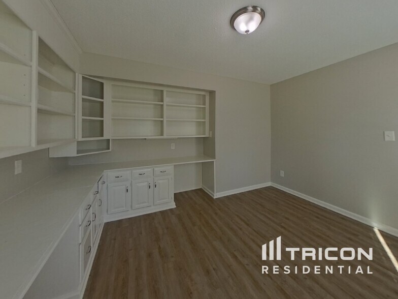 Building Photo - 5909 Edinborough Dr
