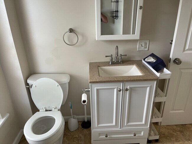 upstairs full bath - 517 N 9th Ave