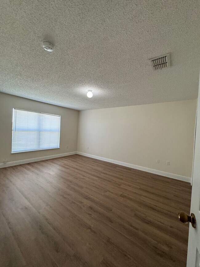 Building Photo - Spacious and Comfortable House for Lease