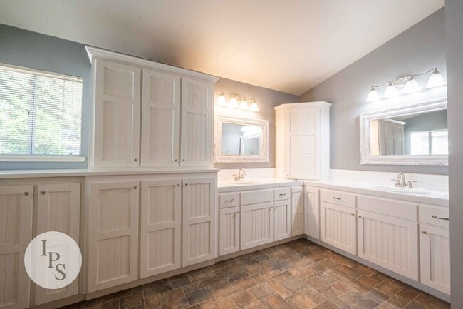 Building Photo - North Fresno Home, 3BR/2BA, Built 1991 – w...
