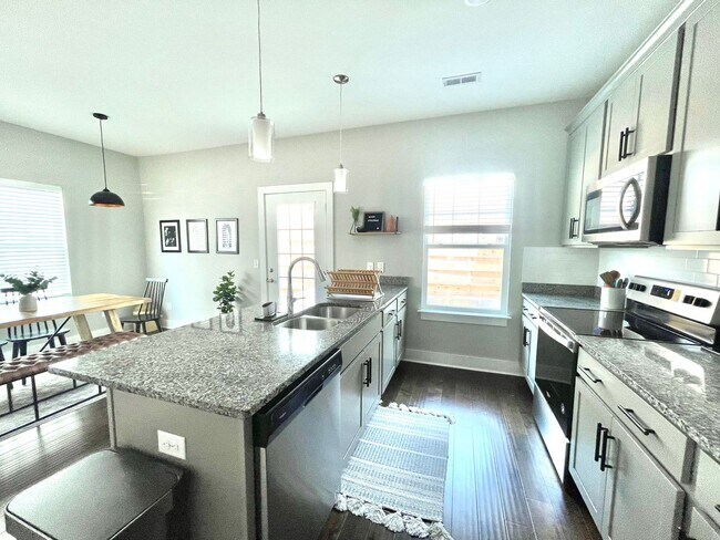 Building Photo - FURNISHED (or not) Like New 2020 Build Old...