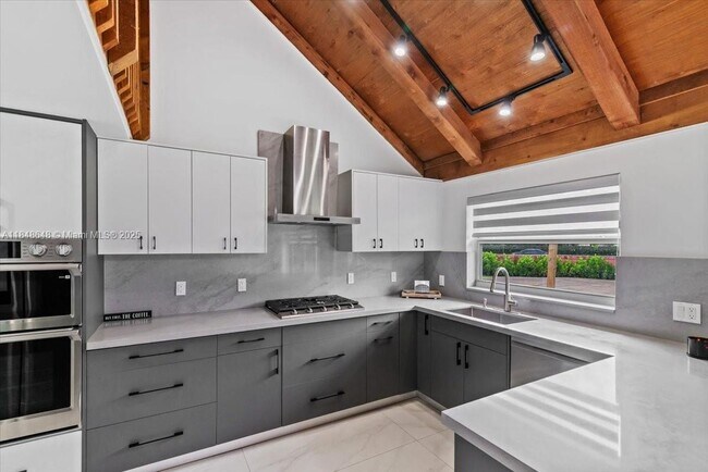 Building Photo - 8920 Crescent Dr