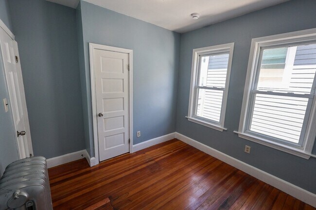 Building Photo - 7 Gayland St