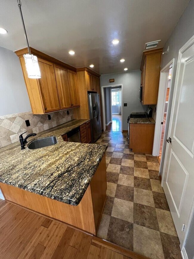 Building Photo - Beautiful 3 bed 2.5 Bath House- La Crescenta/Glendale