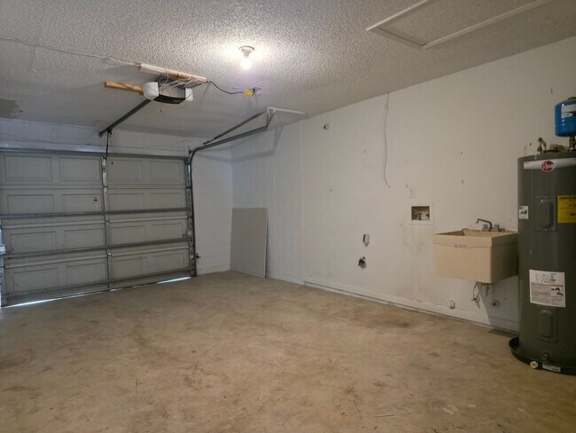 Building Photo - Freshly Updated 2/1 House with Garage in Deltona!