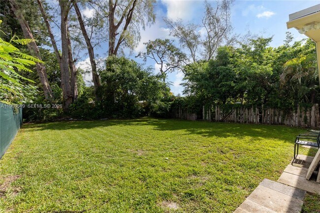 Building Photo - 129 SE 4th St