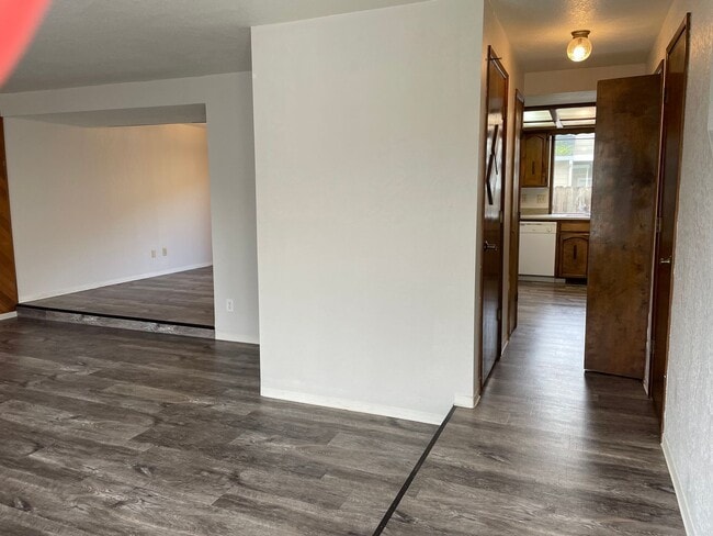 Building Photo - Very Nice 3 Bedroom 2.5 Bathroom Townhome