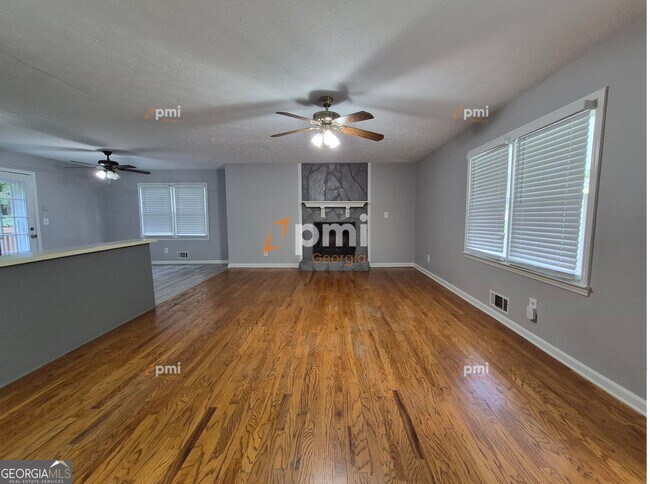 Building Photo - 235 Russell Dr