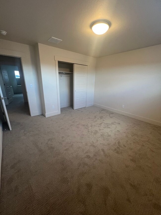 Building Photo - Amazing Newer 3 Bed 2.5 Bath Unit