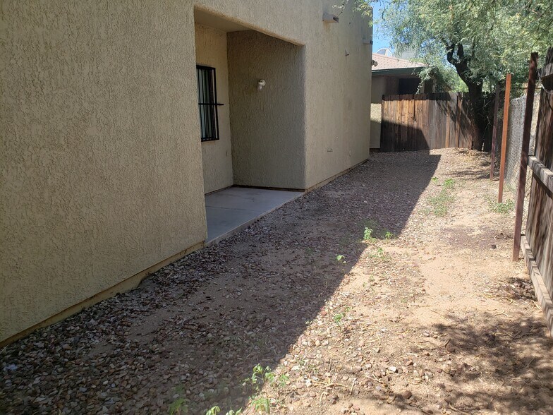 Fully fenced yard - 530 E Linden St