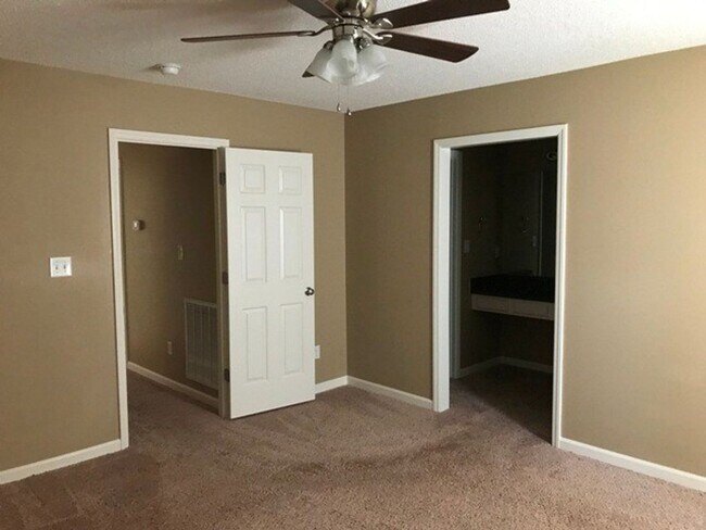 Building Photo - Prime location in  Clayton!
