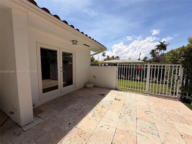 Building Photo - 11445 N Bayshore Dr