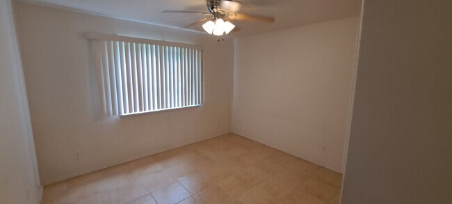 Building Photo - Ponahawai Quadplex