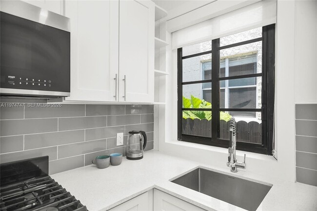 Building Photo - 733 Michigan Ave