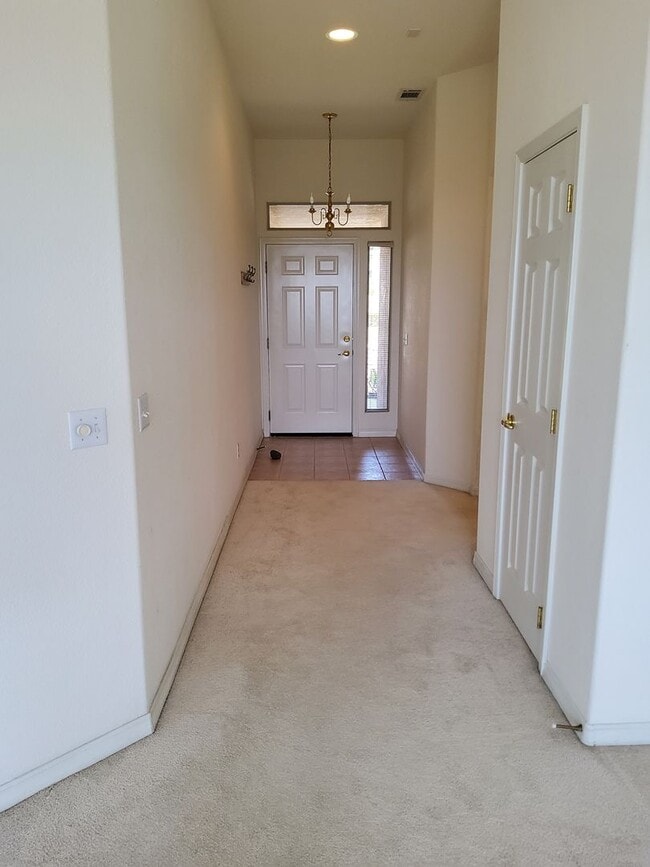 Building Photo - Beautiful house in great neighborhood with...