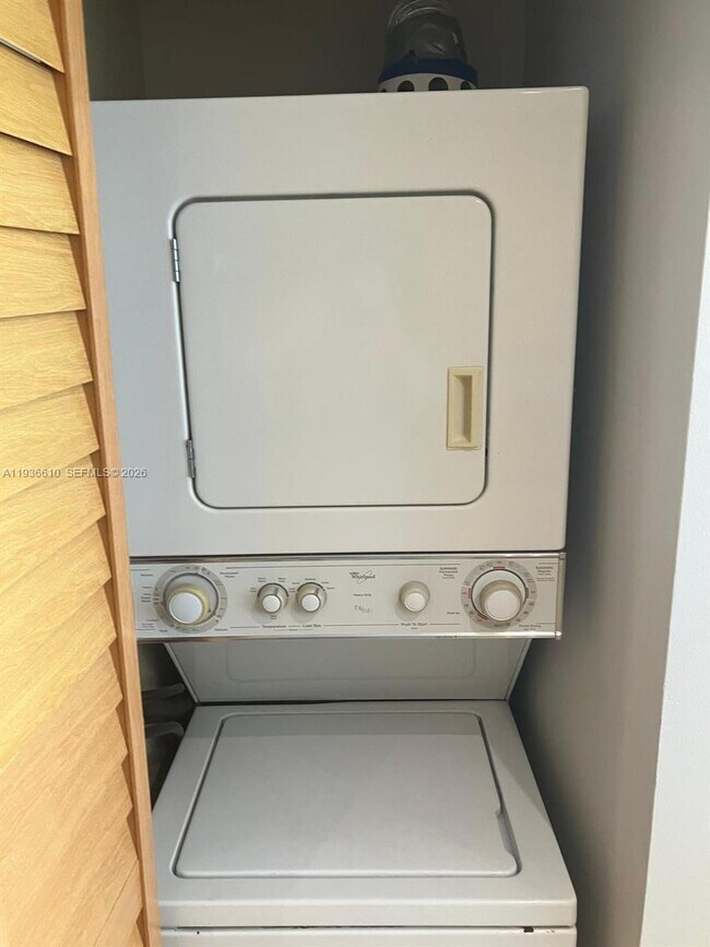 Building Photo - 7601 E Treasure Dr