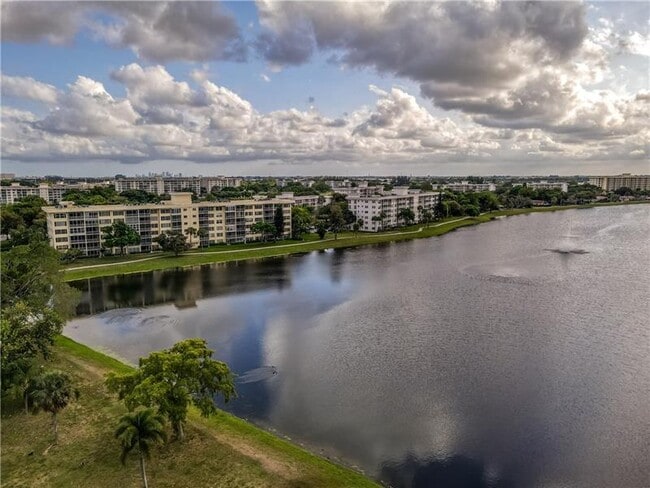 Building Photo - 2751 N Palm Aire Dr