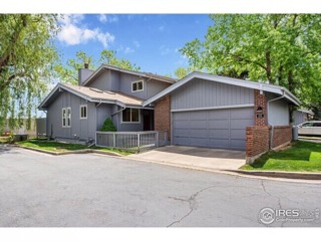Building Photo - Recently Renovated and Updated 5 BR Townho...