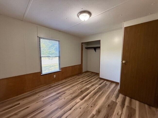 Building Photo - 2 Bedroom 1 Bath Mobile Home in Greeneville, TN