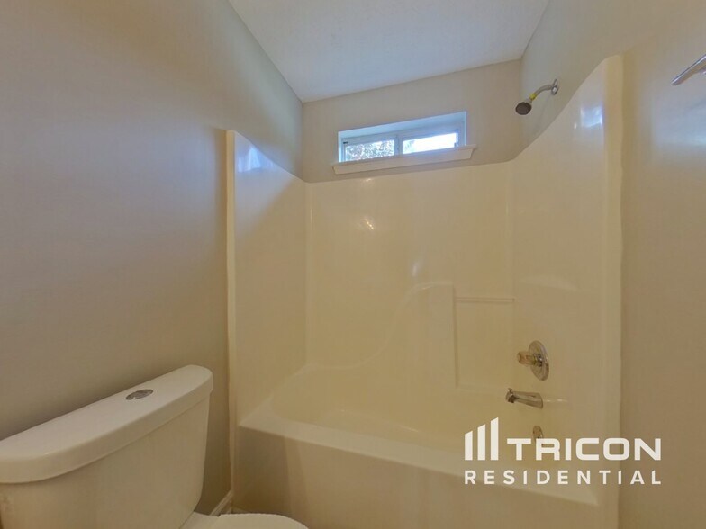 Building Photo - 9765 Moss Pointe Path