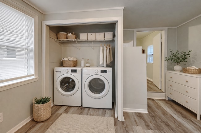 Building Photo - Charming 3 Bed Home with Fenced Yard in Tampa, FL