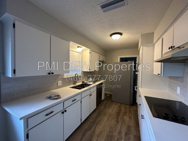 Building Photo - 2120 Blossom Ln