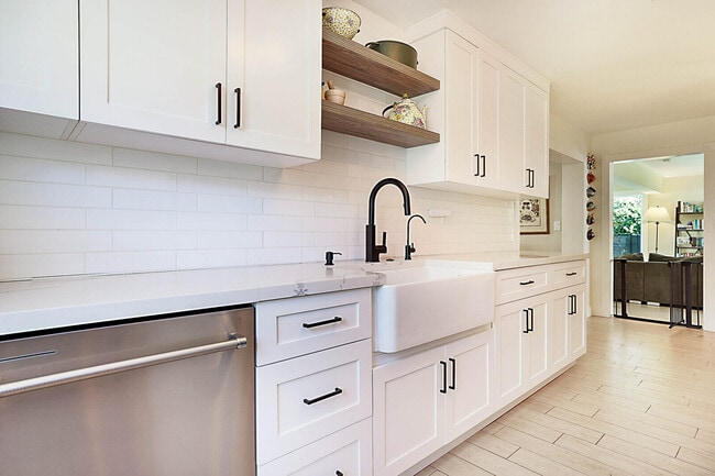 Building Photo - 711 NW 7th Dr