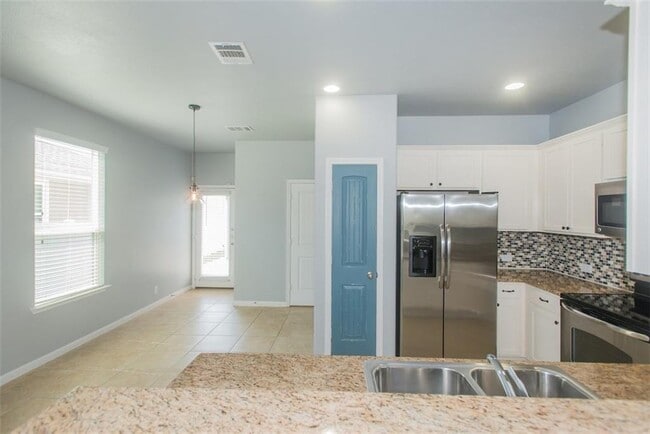 Building Photo - 937 Alamo Plaza Dr