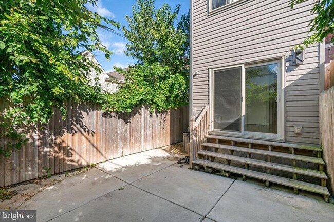 Building Photo - 1752 N Marshall St