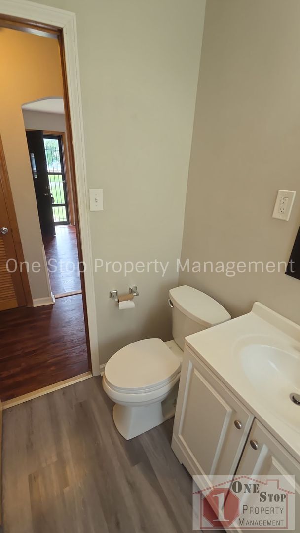 Building Photo - 3 Bedroom, 2 Bathroom with 1 Car Garage in Gladstone, Missouri