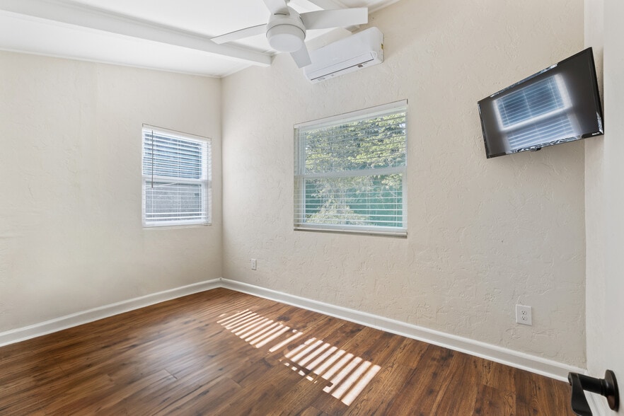 upstairs bedroom - 1524 SW 37th Ave