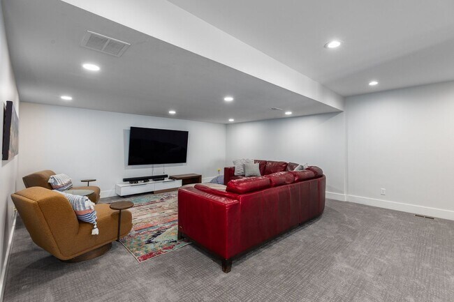 Building Photo - Stunning 5-Bedroom Modern Home with Panora...
