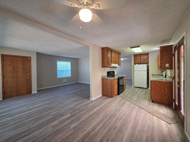 Building Photo - Charming 3 bedroom 2 bath