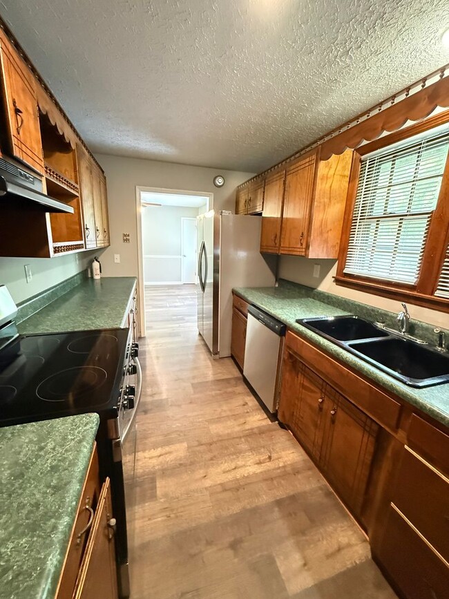 Building Photo - 3 BR 2 Bath Brick home