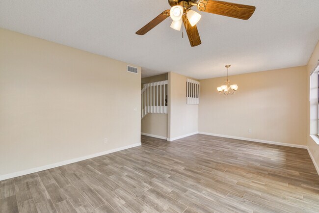 Building Photo - BEAUTIFUL THREE BEDROOM TOWNHOME WITH GARAGE(AVAILABE NOVEMBER)