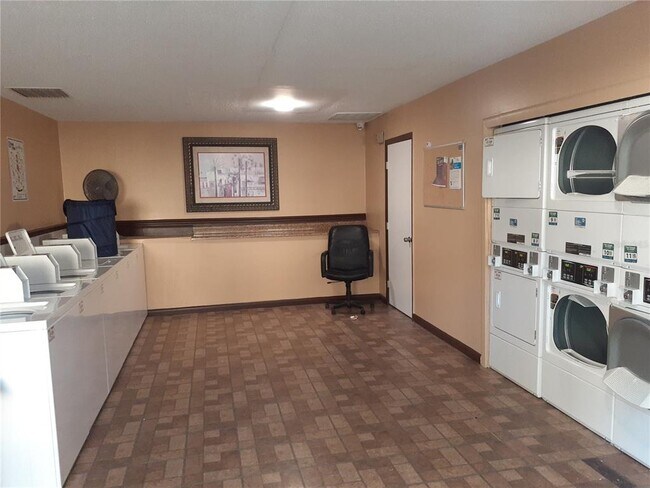 Building Photo - 455 Alt 19